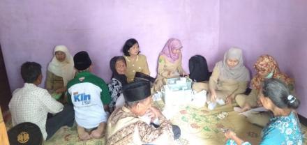 Puskesmas Keliling di Dusun Kajorwetan. Pemeriksaan untuk Balita dan Lansia.