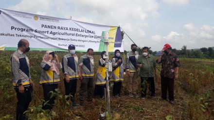 Panen Kedelai di Dusun Nogosari bersama Rektor UGM