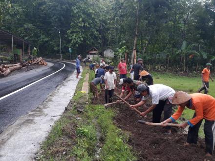 Padat Karya Angkat Walet Seluruh Dusun 