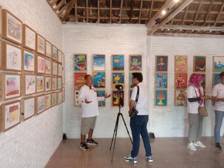 Pameran Sewu Lukisan #5 tahun 2023 di Sekolah Sungai Siluk dibuka sutradara Film Garuda Di Dadaku