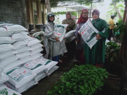 Pokja 3 TP PKK Melaksanakan Pembagian Bibit Tanaman Pangan kepada PKK Dusun berupa bibit cabai, medi