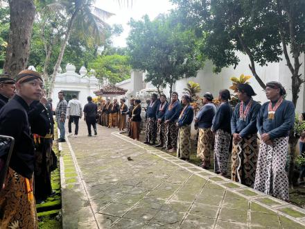 Pamong Selopamioro Ikut Serta dalam Penghormatan Layon Raja Solo